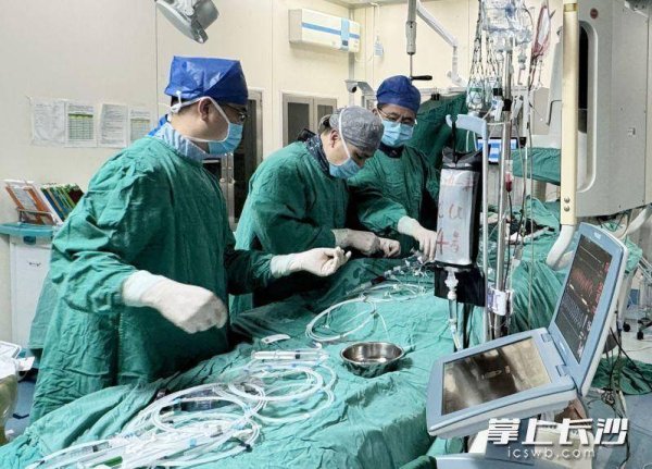 嘉正网  36岁男子心脏“罢工”，他们逆向而行勇闯“生命禁区”